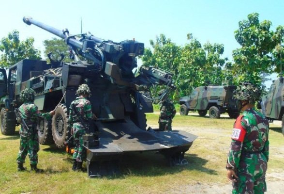 Foto: Personel Yonarmed 12/Kostrad saat menembakkan Meriam 155 Caesar di Ngawi