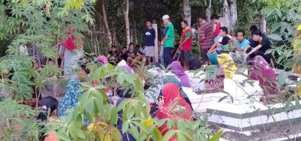 Foto: Pemakaman korban penyiraman air cuka parah di pali