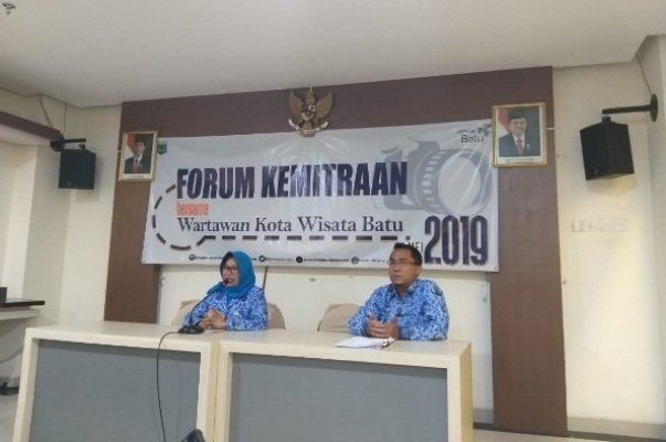 Foto: Kabag Humas Pemkot Batu, Suliyanah, S.Sos didampingi Sekretaris Humas Chayi Siswantoro, ST., MM. saat memberi pemaparan