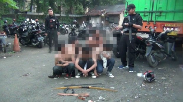 Foto: Lima pelaku tawuran usai diamankan polisi
