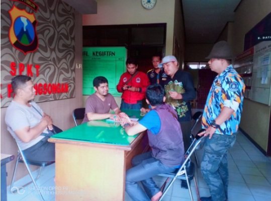 Foto: Pelapor dan kuasa hukumnya saat mendatangi Polsek Pasongsongan