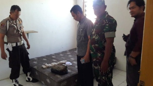 Foto: TNI/Polri saat mengamankan ganja kering di surabaya