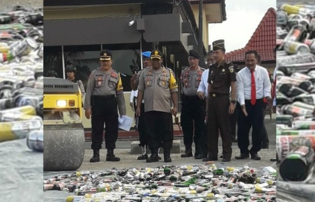 Foto: Pemusnahan ratusan botol miras dan sabu di Mapolres Sumenep