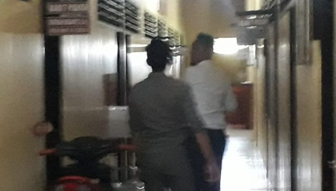 Foto: Kades Kecer saat diamankan di Mapolres Sumenep
