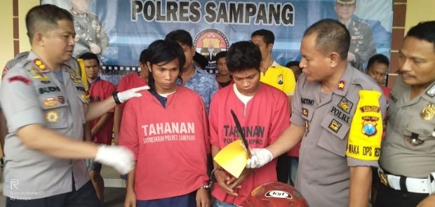 Foto: Dua dari tiga tersangka curas yang diamankan polisi di Surabaya
