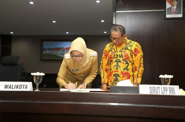Foto: Walikota Batu saat menandatangani perjanjian kerjasama LPP RRI