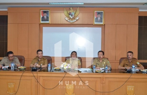 Foto: Bupati Bekasi saat menggelar rakor