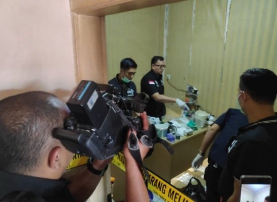 Foto: Petugas kepolisian saat menggeledah pabrik sabu rumahan di kalideres