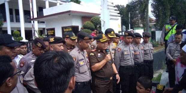 Foto: Kejari sampang saat menemui pendemo
