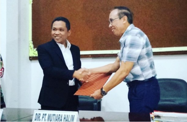 Foto: Bupati Lumajang (memakai jas) saat Berjabat tangan, dengan Dirut PT. Muriara Halim