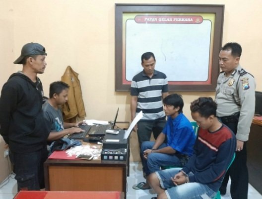 Foto: Dua pengidar obat terlarang saat menjalani pemeriksaan