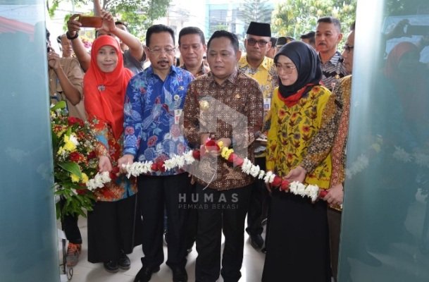 Bupati Bekasi, Eka Supria Atmaja, meresmikan gedung baru Puskesmas Cikarang Utara