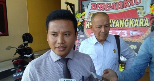 Foto: Taufik, kuasa hukum Syamsul, tersangka kasus pencurian yang ditangkap di surabaya saat mendatangi Mapolres Sampang