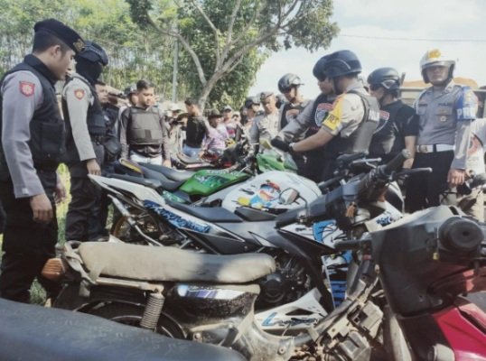 Foto: Tim Cobra Polres Lumajang saat obok-obok pasar hewan