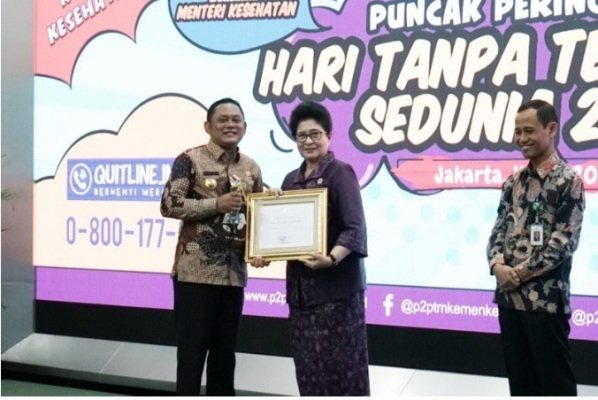 Foto: Pemkab Bekasi saat menerima hadiah 'Pastika Awya Pariwara' Kemenkes