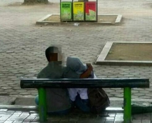 Fotosepasang muda-mudi yang tertangkap mesum ditempat umum: 