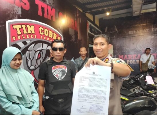 foto: Kapolres Lumajang saat mengembalikan motor bodong kepada pemiliknya di markas Tim Cobra 