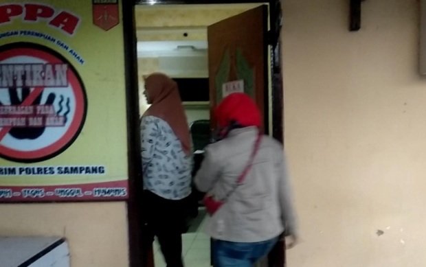 Foto: Korban KDRT saat melaporkan kasusnya ke Mapolres Sampang