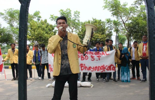 Foto:Tjandra Tjipto Ningrum, mantan Ketua BEM Ubhara, saat berorasi di depan Gedung DPRD Kabupaten Bekasi.