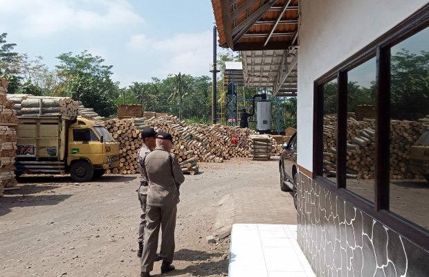 Foto: Dua anggota Satpol PP Lumajang pendamping Didik yang saat itu terlebih dulu masuk ke ruang pengelola