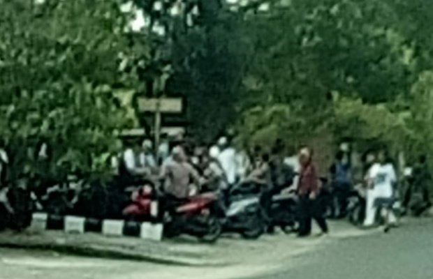 Foto: tampak puluhan pelajar yang sedang bergerombol