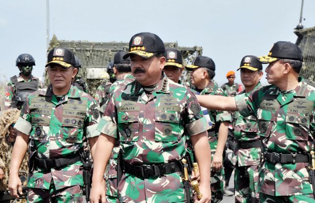 Foto; Panglima TNI saat menyaksikan Fire Power Demo di AWR Pandanwangi Lumajang