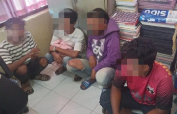 Foto: Empat tersangka pemerkosaan yang berhasil diamankan polisi