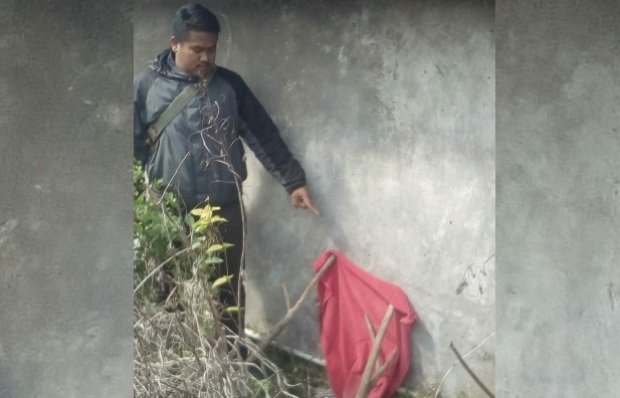 foto: petugas sedang menunjukkan lokasi yang dibobol