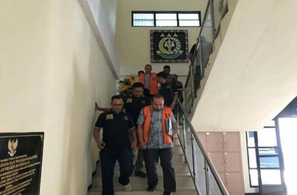 Foto: Dua tersangka kasus korupsi kambing etawa bangkalan