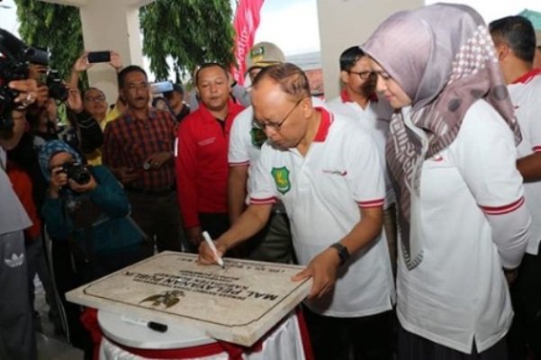 Foto: Bupati Sumenep A Busyro Karim saat menandatangani prasasti peresmian mal