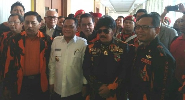 Foto : H. Apuk Idris, Bupati Bekasi, Eka Supria Atmaja, Dasep di Muscab IX MPC PP Kabupaten Bekasi