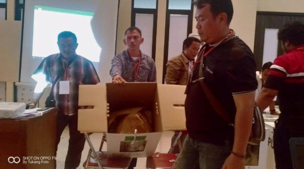 Foto : KPU Kabupaten Bekasi saat bongkar kotak suara sebagai tindak lanjut Putusan Mahkamah Konstitusi 