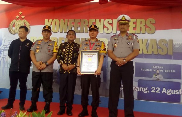Foto : Kapolda Metro Jaya, bersama Kakorlantas Polri dan Bupati Bekasi saat Konferensi Pers di Satpas SIM Kabupaten Bekasi.
