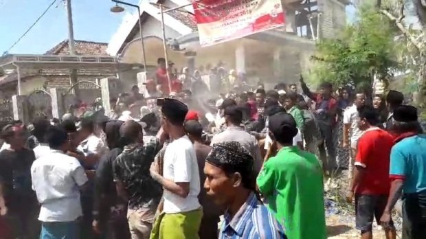 Foto: Ratusan Warga Desa Aeng Baje Kenek saat mengepung balai desa setempat
