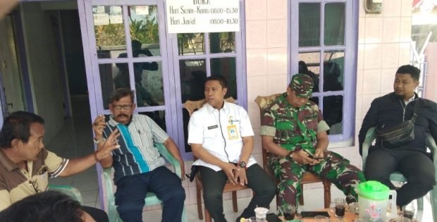 Foto: Masyarakat Desa Bangkal Luruk Kantor Sekretariat Panitia Pilkades