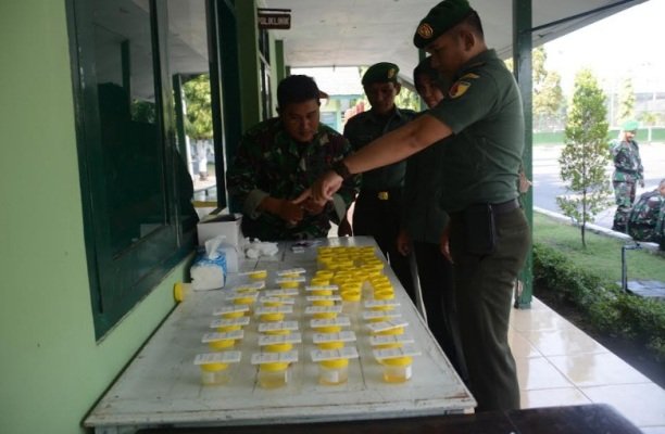 Foto: Tes Urine Prajurit dan ASN Korem Bhaskara Jaya