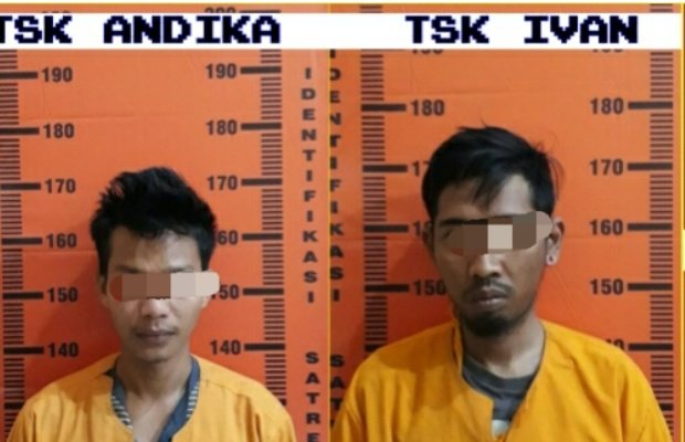 Foto: Dua pemuda di Jember yg dibekuk polisi saat transaksi obat-obatan terlarang