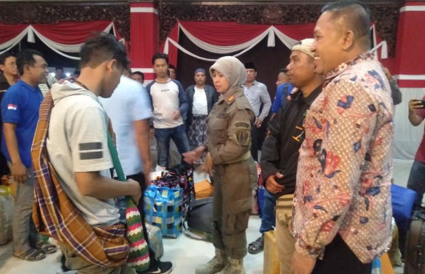Foto : Bupati Bersama Warga yang dipulangkan dari Wamena di Pendopo Kabupaten