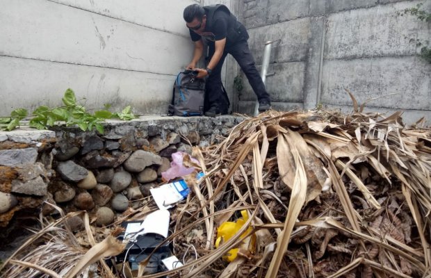 Foto: Ka. Tim Cobra Polres Lumajang, mengamankan sejumlah barang bukti di tumpukan sampah