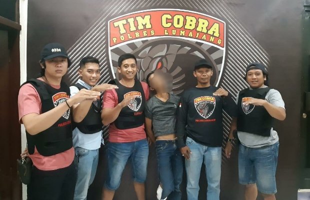 Foto: terangka curanmor (tengah) bersama Tim Cobra Polres Lumajang