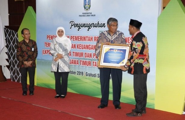 Foto: Wakil Bupati Sumenep Ach. Fauzi saat menerima penghargaan dari pemerintah pusat