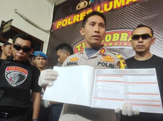 Foto: Kapolres Lumajang saat menyampaikan pemaparan didepan awak media