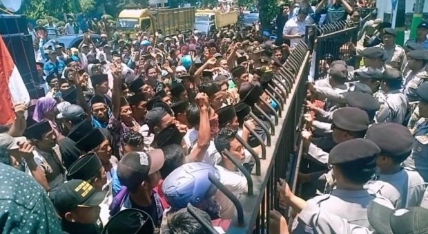 Foto: Aksi Unjuk Rasa Masyarakat Desa juruan Laok