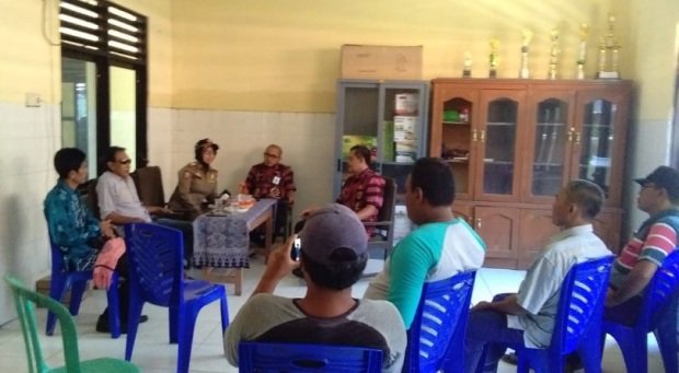 Foto : Warga bersama lurah Banyuanyar Sampang