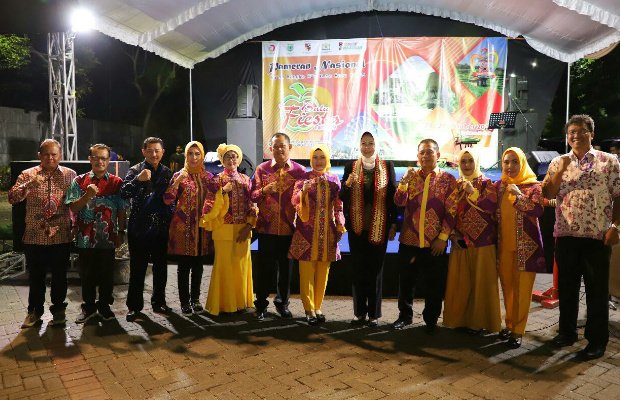 Foto: Walikota Batu bersama Ketua KADIN dan jajaran saat sesi foto bersama.
