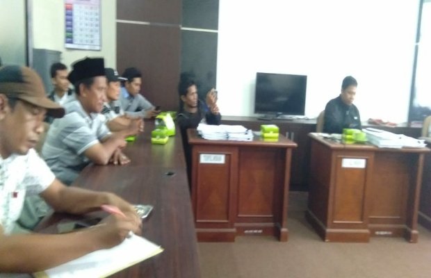 Foto : Mat Tinggal di Ruangan Komisi 1 DPRD Sampang