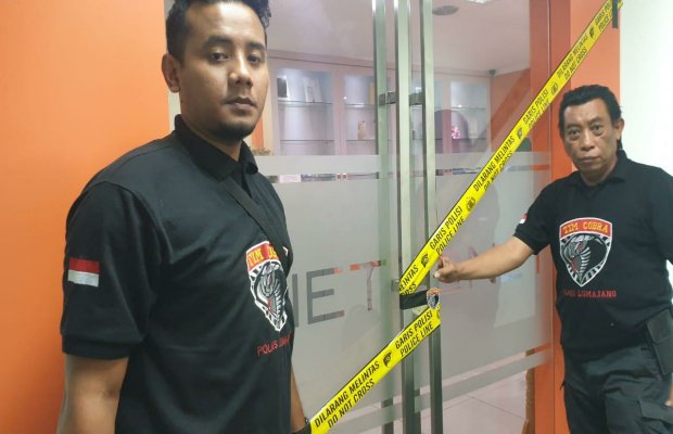 Foto: Ka. Tim Cobra (kanan) bersama anggotanya usai memasang police line