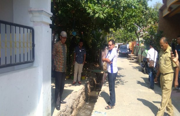 Foto : Komisi 1 DPRD Sampang saat sidak di lokasi pekerjaan di Kelurahan Dalpenang Sampang