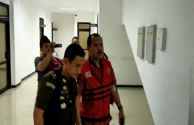 Foto: 'YS' memakai baju tersangka