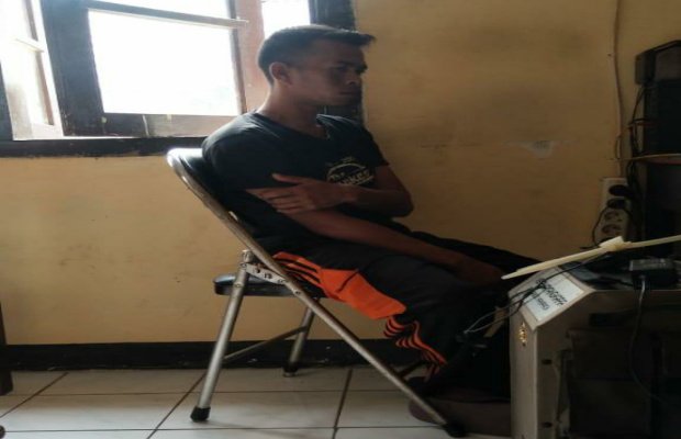 Foto: oknum Satpol PP Bondowoso saat menjalani pemeriksaan